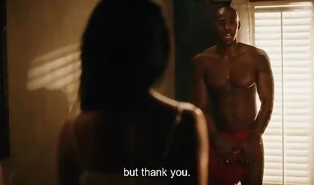 અપરિપક્વ મોટા બોબલા વાળી મહિલા કિશોર કે કિશોરી ગર્લફ્રેન્ડ બેંગ યુવા સાથે રમવાની બોટલ