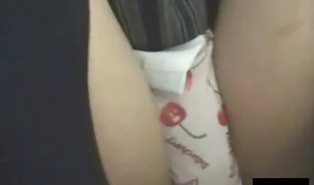 સોલો હસ્તમૈથુન અપરિપક્વ સુંદર સેક્સ સાથે એક યુવાન છોકરી