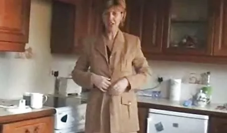 મસાજ કલાપ્રેમી પોર્ન ઘૂંટણ સાથે યુવાન અનિચ્છાએ sucks તેના મસાજ થેરાપિસ્ટ