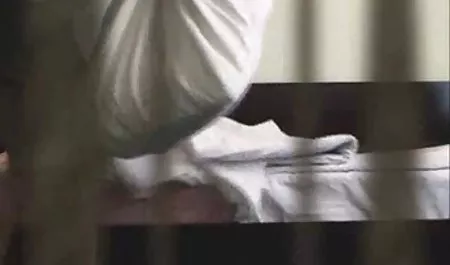 આંખે સોનેરી નહીં તેના ગર્દભ સ્ટફ્ડ બીચ પર સેક્સ યુવાન માણસ