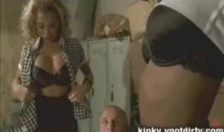 ડિપિંગ સોનેરી સેક્સ યુવાન છોકરીઓ સાથે જૂના પુરુષો સુખી તેના ભીનું કન્ત્