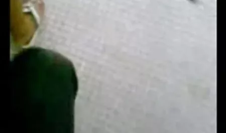 સાથે યુવાન પુખ્ત મમ્મી આપે પોર્ન યુવાન 2017 છે તેના ની અંદર પાણી છોડવુ