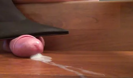 મસાજ અને હાર્ડ વાહિયાત આંતર વંશીય પછાત કૌમાર્ય એક યુવાન છોકરી