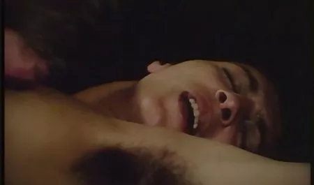 રોમેન્ટિક વન ડીયુઓ માં ગુદા મૈથુન સાથે એક યુવાન છોકરી ક્લોઝઅપ