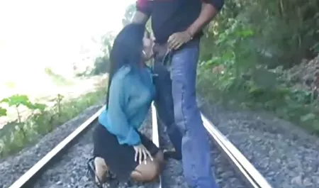 Lolly શાહી સુંદર યુવા સેક્સ sucks મોટો લોડો