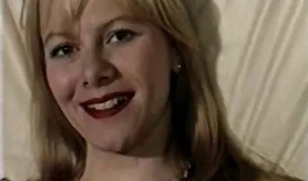 એમ્સ્ટર્ડમ સોનેરી વાળ વાળી રાંડ sucks અને Fucks યુવાન sekisov લોડો