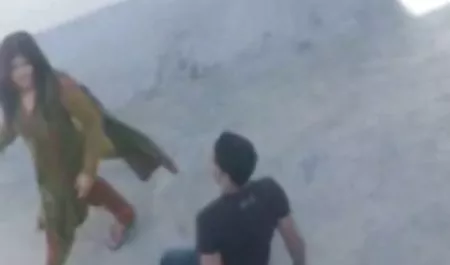 વસંત સેક્સ યુવાન છોકરીઓ સાથે જૂના પુરુષો માં 1979.