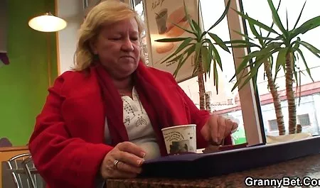 સુંદર છોકરી મોટા બોબલા વાળી મહિલા સેક્સ અને સેક્સ વાહિયાત ખૂબ જ યુવાન પર બોલે લોડો