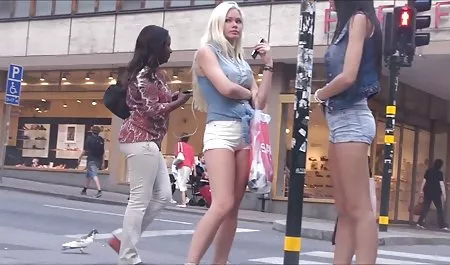 સુંદર સોનેરી બનાવે છે પોર્ન સાથે એક સુંદર યુવાન છોકરી તેના માટે પ્રેમ નકલી લોડો