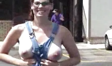 Prolapsing છૂટક સેક્સ molodyh pussy અને પગ