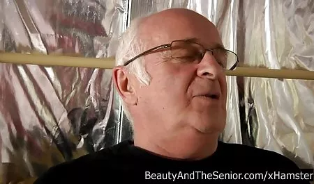 રશિયન બાળક ખોલે છે તેના બગાસું ખાવું માટે લોડો છોકરી ના અંત: વસ્ત્ર પોર્ન જૂની સાથે યુવાન કાળો