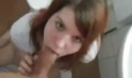 ક્યૂટ ચિની જોડી માલ્ગા છોકરી દર્શાવે તેના નગ્ન શરીર પર કેમેરા