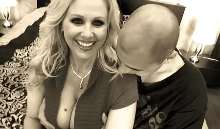 એમિલી BRICS અને મફત પોર્ન યુવાન છોકરીઓ તેના પ્રેમી