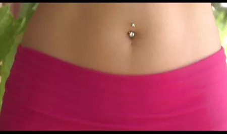 સેક્સ બોમ્બ ઊંડા દફનાવવામાં અને slurps સેક્સ ભારતીય યુવાન તેમના કમ