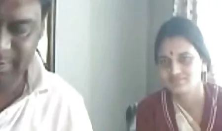 કાળી prono સાથે યુવાન માલિસ નિષ્ણાત ચહેરા પર ફુવારો