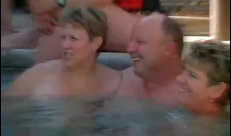 Noob ચાલાક સોફ્ટ સેક્સ યુવાન સાથે જૂની પગ ફેલાય છે