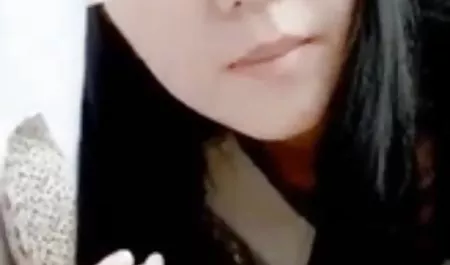 રજૂ Kiara, યુવાન ભારતીય પોર્ન યહોવાની મદદથી આંગળીઓ સોલો