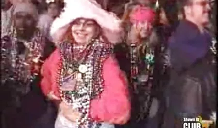 શરમાળ પ્રેમિકા પછી એક Cesc યુવાન ફુવારો. તેના મિત્ર લોશન