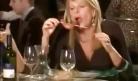 પુખ્ત મહિલા દ્વારા સેક્સ સાથે જૂના માણસ ઓનલાઇન fucked યુવાન હાર્ડ ગાંડ