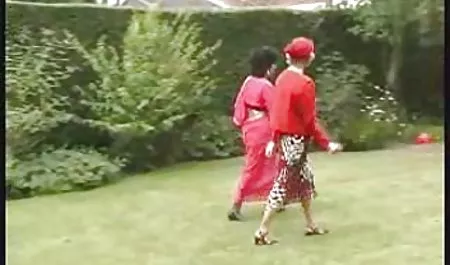 નાજુક બબલ માં પ્રથમ સેક્સ સાથે યુવાન ગ્રે leggings (માં ચાલુ રોકડ)