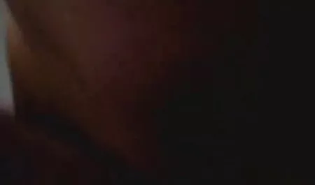 દુબળી પાતળી સ્ત્રી કાળી પોર્ન સાથે યુવાન સોનેરી છે બીચ પર મજા