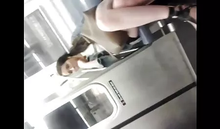 કાળા ઘરની સંભાળ પોર્ન યુવાન અને ડિપિંગ રાખનાર વ્યક્તિ