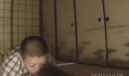 ગાંડ બેવડી ગાંડ મારવી સાથે ચાર cumshots તેના મોં માં સેક્સ સાથે એક યુવાન એશિયન